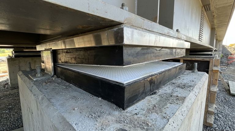 PTFE 슬라이딩 엘라스토머 베어링의 주요 특징은 무엇입니까? 교량 및 구조물 움직임에 필수적입니다.