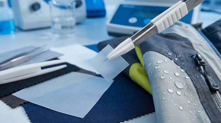 PTFE는 섬유 응용 분야에서 어떻게 활용되나요? 방수 및 투습성 직물 잠금 해제