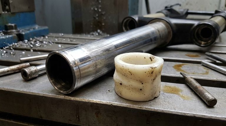 포크 부싱에 PTFE를 사용할 때의 잠재적인 단점은 무엇입니까? 값비싼 스탠션 손상을 피하십시오