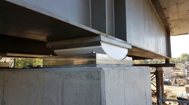 PTFE 슬라이딩 베어링이 기존의 신축 지압판 및 롤러보다 우수한 이유는 무엇입니까? 유지보수가 필요 없는 구조적 움직임 구현