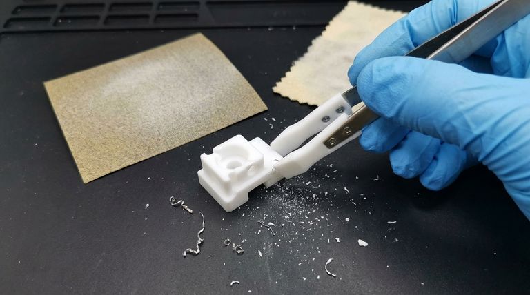 테플론 부품 가공 후 어떤 마무리 작업이 필요할까요? 디버링, 연마 등