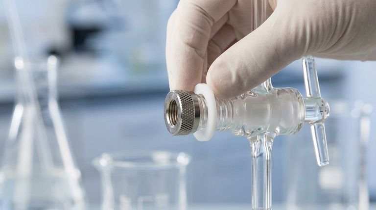 ストップコックプラグアセンブリにおけるPTFEワッシャーの正しい配置はどこですか?スムーズで漏れのない動作を保証します