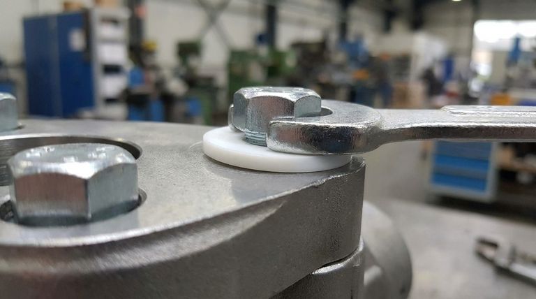 기계 조립품에서 와셔의 주요 기능은 무엇입니까? 조인트 신뢰성 보장 및 손상 방지