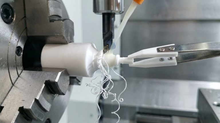 테플론 가공의 주요 한계점은 무엇인가요? 부드러움, 크리프, 열팽창 다루기