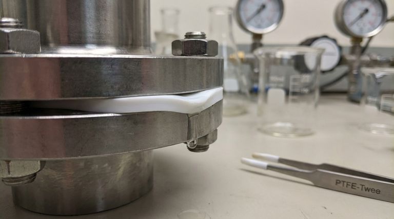 유체 밀봉 응용 분야에서 버진 PTFE 제품의 주요 단점은 무엇입니까? 크리프 및 콜드 플로우 극복