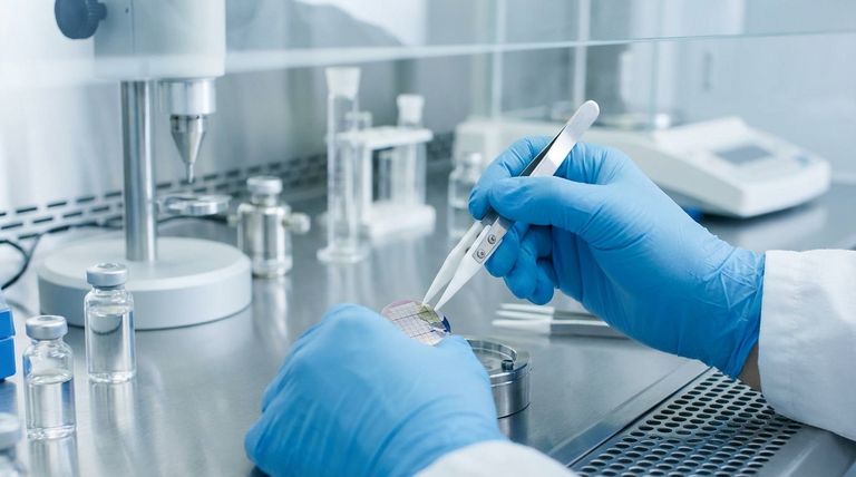 Por que o PTFE de alta qualidade é mais caro? O Papel Crítico da Pureza e da Fabricação de Precisão