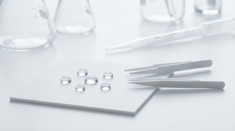 Pourquoi le PTFE est-il considéré comme résistant à l'eau ? La science derrière ses propriétés de barrière supérieures